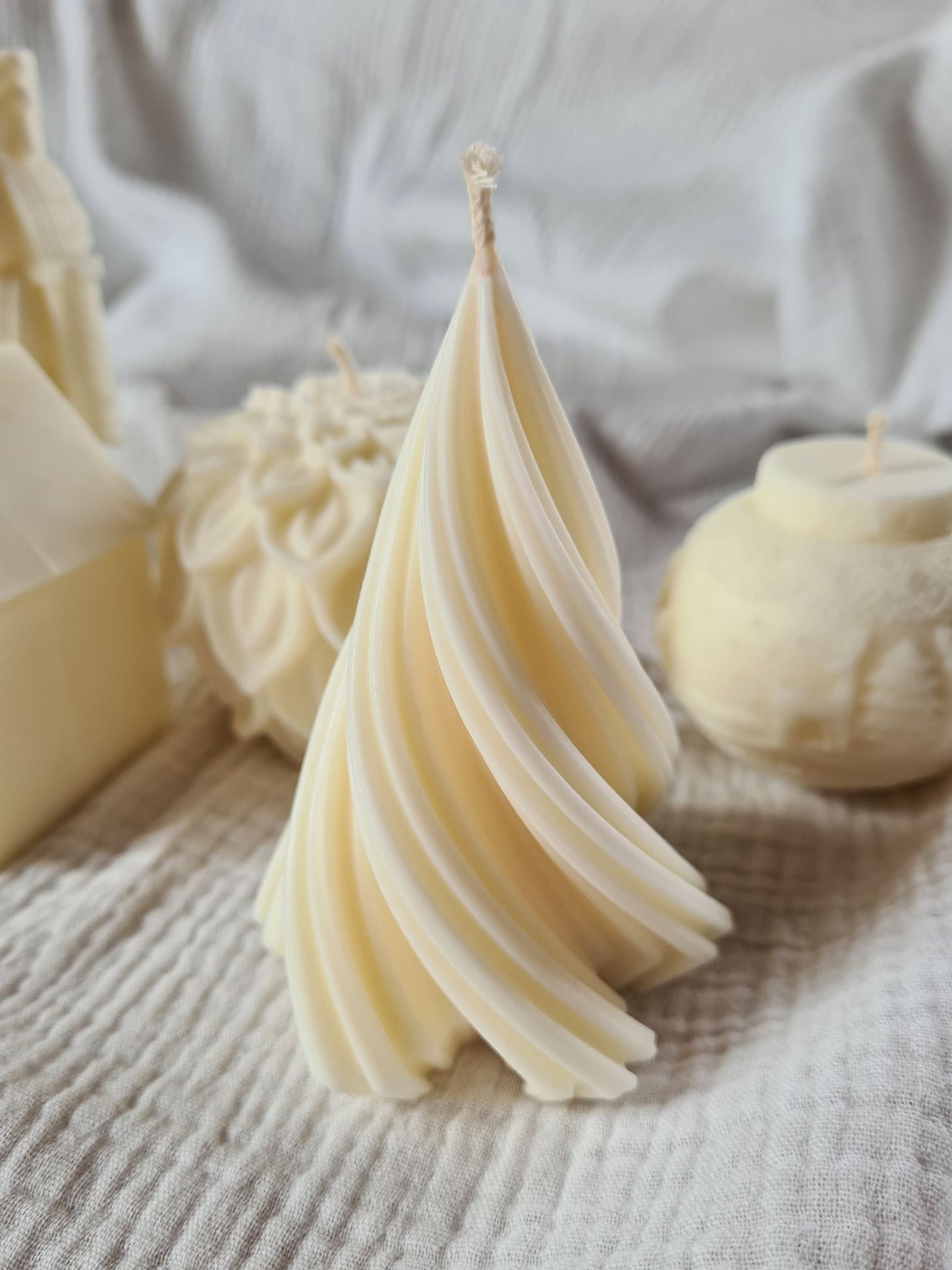 Bougie décorative sapin N°3 – Sans parfum – Artisanale