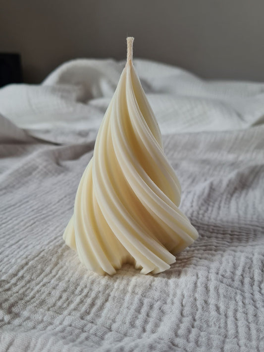 Bougie décorative sapin N°3 – Sans parfum – Artisanale